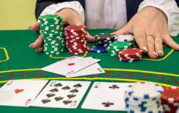 What are some common mistakes that players make during a game of baccarat?